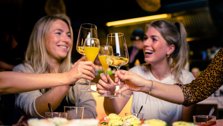 Drink Up! It's Time for Bottomless Mimosas
